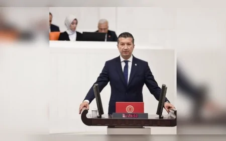 İzzet Akbulut TBMM’de asgari ücret tartışmalarında “Her gün fakirleşen bir ülke yaratan yanlış politikalar değişmedikçe derinleşen yoksulluk sürecek” diyerek alım gücündeki kaybı örneklerle anlattı