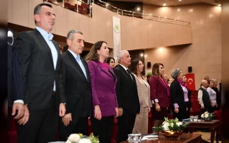 Mamak’ta 25 Kasım Kadına Yönelik Şiddetle Mücadele Programı Sanat, Dayanışma ve Toplumsal Mesajlarla Yoğun Katılımla Gerçekleştirildi