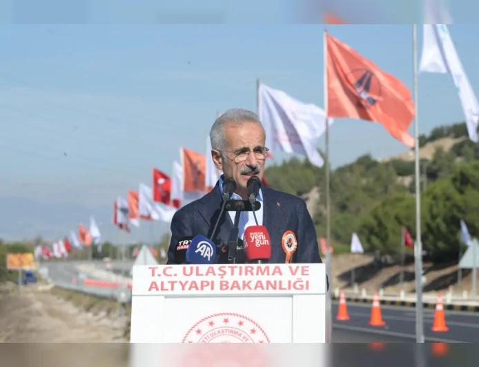 Ulaştırma ve Altyapı Bakanı Abdulkadir Uraloğlu: “92 kilometrelik Burdur-Tefenni-Çavdır Yolu ile seyahat süresini 15 dakika kısalttık”