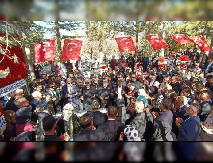 NEVŞEHİR KALDIRIM MEZARLIĞI’NDA ABDULLAH ÇATLI İÇİN DÜZENLENEN ANMA PROGRAMINDA BİNLERCE KİŞİ DUA ETTİ