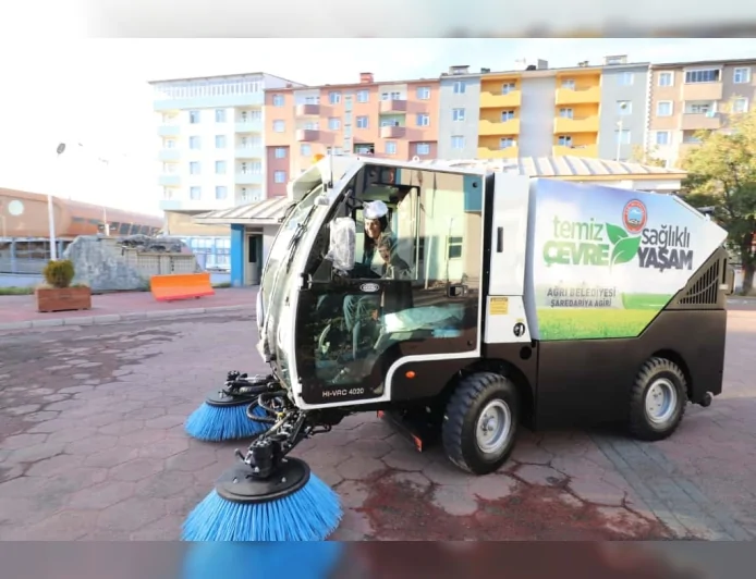 Ağrı Belediyesi Temizlik Hizmetlerinde Yeni Dönem: Vakumlu Yol Süpürme Aracı Filoya Katıldı