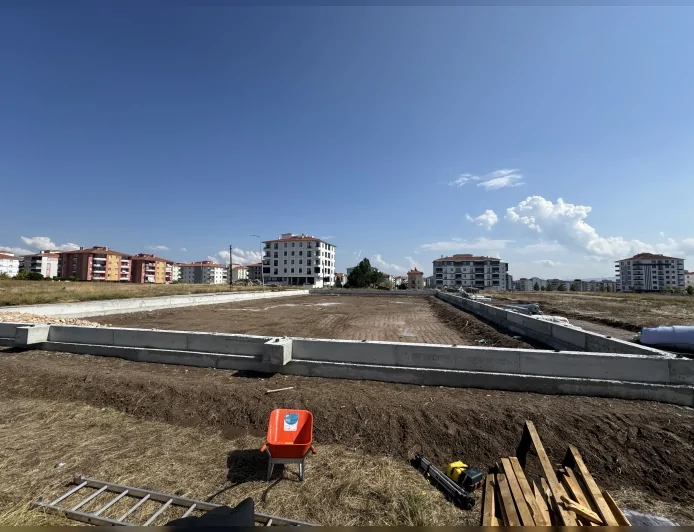 Çorum Belediyesi 11 Okula Halı Saha, 2 Okula Spor Salonu Yapacak: “Spor Şehri Çorum” Vizyonu Genişliyor