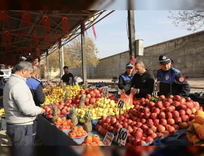 Elazığ Belediyesi Zabıta Ekipleri Semt Pazarlarında Hijyen ve Fiyat Denetimlerini Sürdürüyor