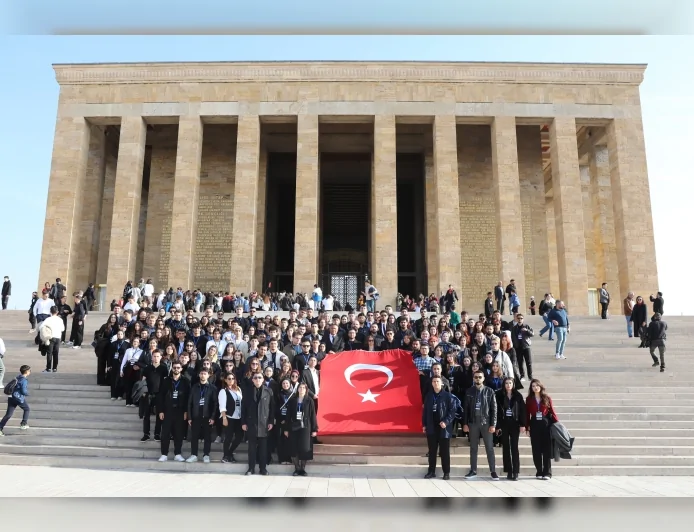 Bursa Kent Konseyi Gençlik Meclisi’nden Anlamlı Ziyaret: 300 Genç Anıtkabir’de Ata’nın Huzuruna Çıktı