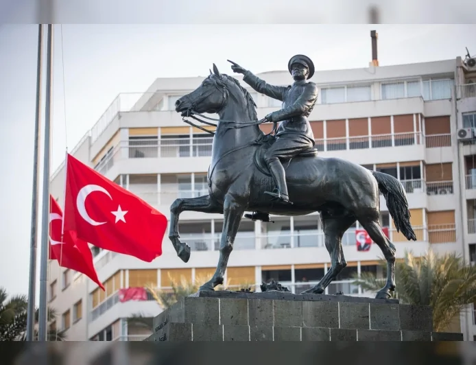 İzmir Büyükşehir Belediyesi 10 Kasım’da 350 Metrelik Atatürk Posteriyle “Ata’ya Saygı Yürüyüşü” Düzenleyecek