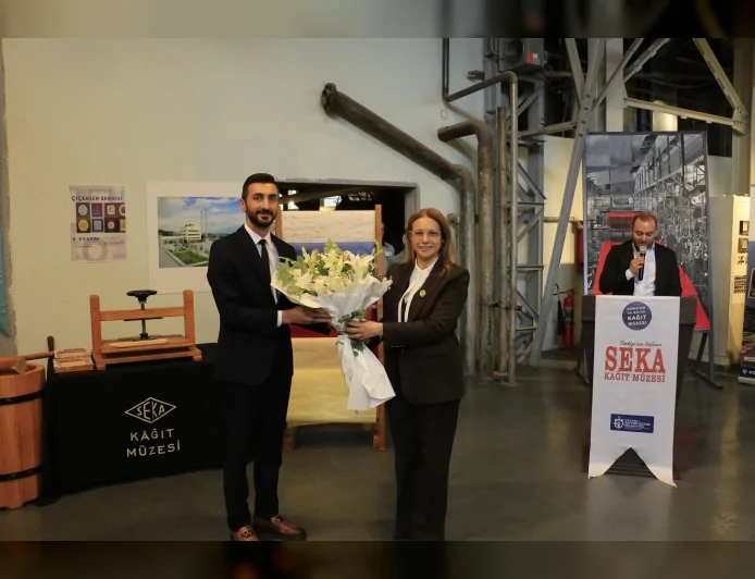 Düzce Üniversitesi’nden Doç. Dr. Yusuf Parlak: “Kâğıtta Açan Çiçekler” Sergisi SEKA Kâğıt Müzesi’nin 9. Yılında Sanatseverlerle Buluştu