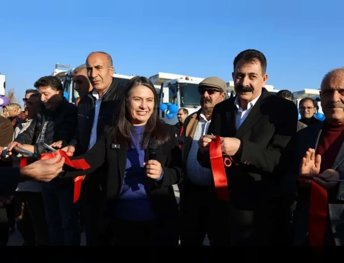 Ağrı Belediyesi Yeni Hizmet Araçlarını Konvoy Eşliğinde Kentte Tanıtarak Hizmet Kapasitesini Genişletti