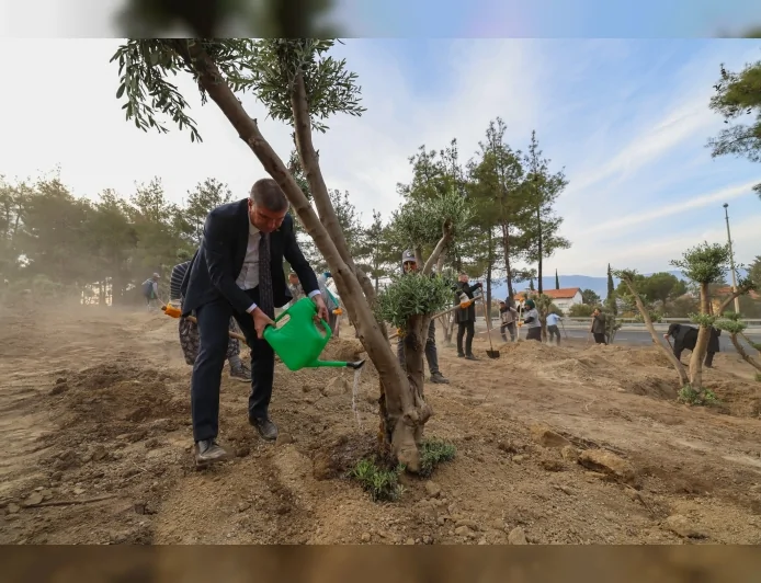 Burdur Belediye Başkanı Ali Orkun Ercengiz 80 Zeytin Ağacını Toprakla Buluşturulan Ağaçlandırma Sahasına Ferdi Zeyrek’in Adının Verildiğini Açıkladı