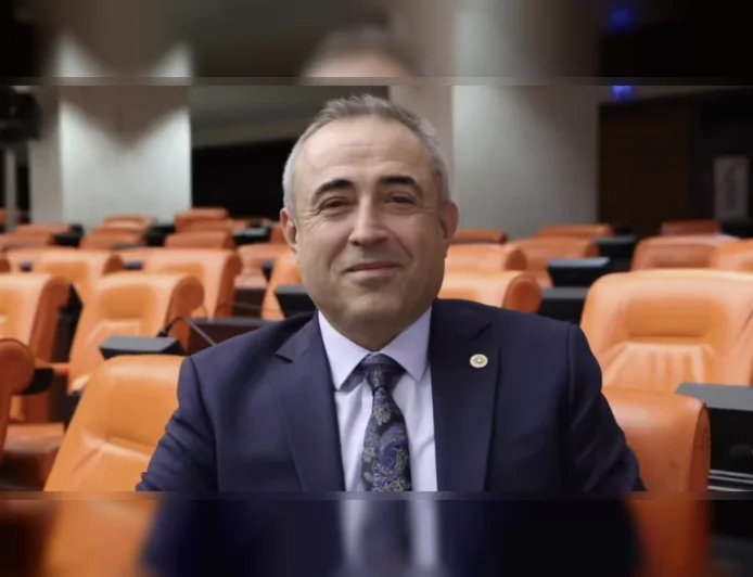 İRFAN KARATUTLU TBMM’DE “ASKERDEKİ ŞÜPHELİ ÖLÜMLER KANIKSANDI SİVİL DENETİM OLMADIKÇA BU KARANLIK TABLO AYDINLANMAZ” DİYEREK ARAŞTIRMA ÖNERGESİNE DESTEK VERDİ