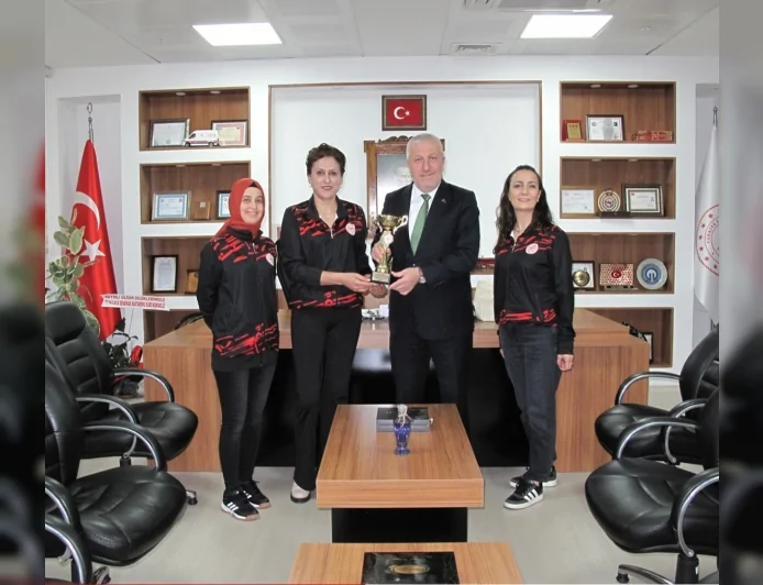 Kastamonu İl Sağlık Müdürlüğü Masa Tenisi Takımı Bölge İkinciliği Kupasıyla Dr. Fevzi Yavuzyılmaz’ı Makamında Ziyaret Etti