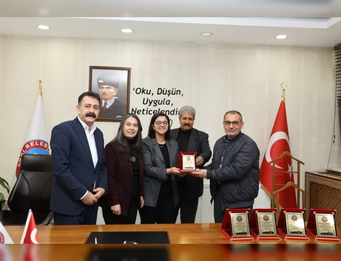 Ağrı Belediyesi Eşbaşkanları Aras ve Akkuş Temizlik İşleri Ekiplerine Özverili Çalışmaları Nedeniyle Plaket Takdim Ettiklerini Açıkladı