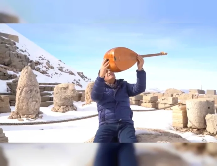 Nemrut Dağı’nda türkücü Aydın Aydın yapay zekânın meslekleri tehdit ettiği gerekçesiyle sazını taşlara vurarak parçaladı