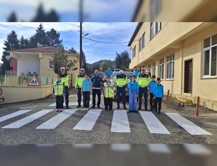 Giresun Belediyesi Köy Okullarının Önünde Yapılan Yaya Geçitleriyle Öğrencilerin Güvenli Ulaşımını Güçlendirdi