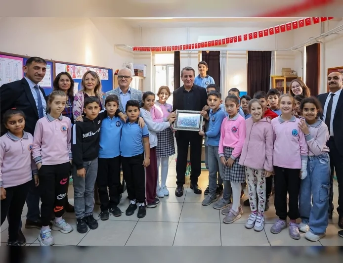 Efeler Belediye Başkanı Anıl Yetişkin Gazipaşa İlkokulu’nda Öğretmenler Günü Ziyaretinde Duygusal Anlar Yaşadı