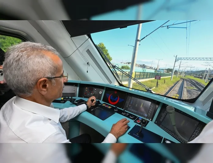 Ulaştırma ve Altyapı Bakanı Abdulkadir Uraloğlu: “Aile Yılı kapsamında 933 bin 929 kişi ulaştırma hizmetlerinden indirimli faydalandı”