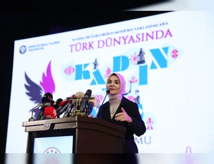 Aile ve Sosyal Hizmetler Bakanı Mahinur Özdemir Göktaş Erzincan’daki Türk Dünyasında Kadın ve Aile Sempozyumu’nda Demografik Risklere Dikkat Çekti: “Bu Gidişle İlkokul Çağındaki Çocuk Sayısı 5 Yılda 900 Bin Azalacak”