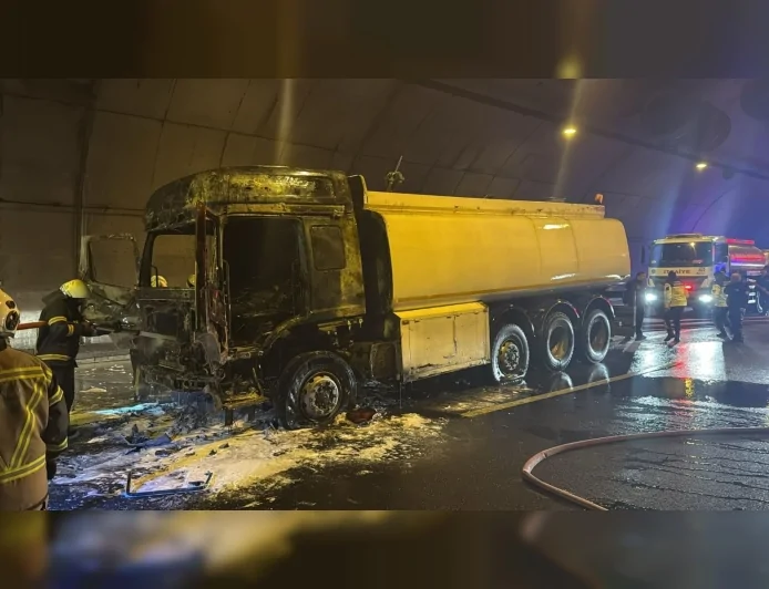 O5 Orhangazi Tüneli’nde Motoru Alev Alan Su Tankeri Kullanılamaz Hale Geldi Trafik Akışı Kısa Sürede Yeniden Sağlandı
