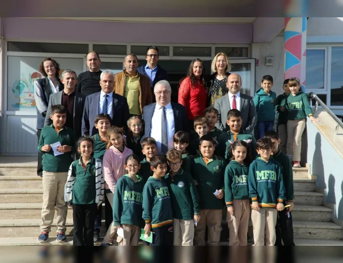 Edremit’te 24 Kasım Öğretmenler Günü için tüm okullara yapılan kapsamlı ziyaretlerde Başkan Mehmet Ertaş öğretmenlerle buluştu