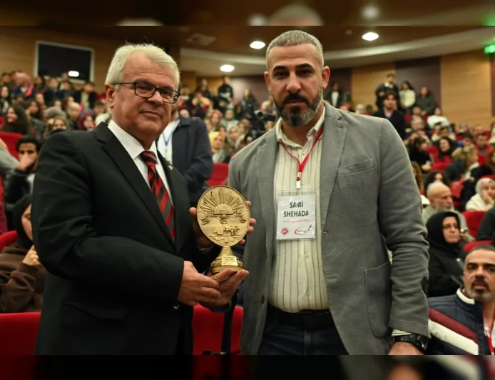 Filistinli Gazeteci Sami Shehada Kastamonu’daki Konferansta Gazze’de Yaşanan Zulmü Anlattı ve Katılımcılar Tarafından Dakikalarca Ayakta Alkışlandı