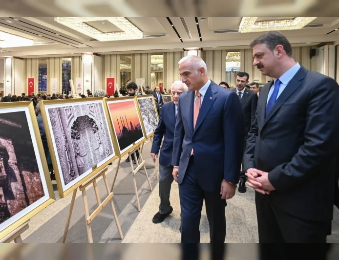 Kültür ve Turizm Bakanı Mehmet Nuri Ersoy: “Ayasofya’daki restorasyonda özgün dokuyu titizlikle koruyoruz”