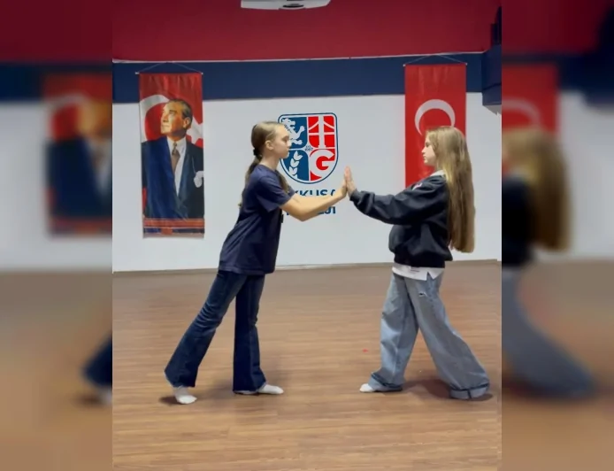 25 Kasım Mesajı Balenin Estetik Gücüyle İletildi: Gökkuşağı Koleji’nden Kadın Dayanışmasına Sanatsal Destek