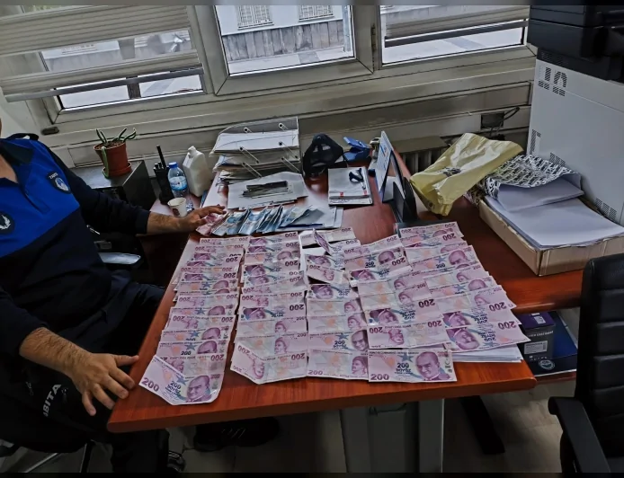 KAYSERİ’DE ZABITA DİLENCİLİĞE GEÇİT VERMEDİ: BÜRÜNGÜZ CAMİİ DENETİMİNDE 12 BİN 200 TL’YE EL KONULDU