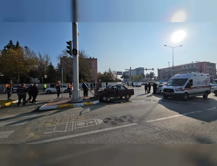 Çorum İnönü Caddesi’nde İki Otomobil Çarpıştı: Araçta Sıkışan Kerime Ş. İtfaiye Tarafından Kurtarıldı