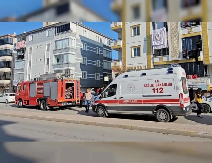 Çorum Gülabibey Mahallesi’ndeki Apartmanda Çıkan Yangında 7’si Çocuk 9 Kişi Dumandan Etkilenerek Hastaneye Kaldırıldı