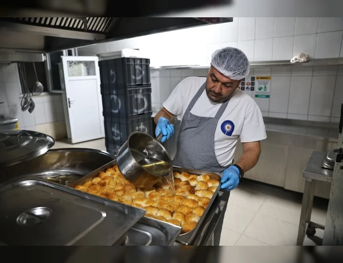 Alanya Aşevi’nin günlük 600 öğün sıcak yemek hizmeti 209 haneye ulaşarak ilçede sosyal destek çalışmalarını genişletiyor