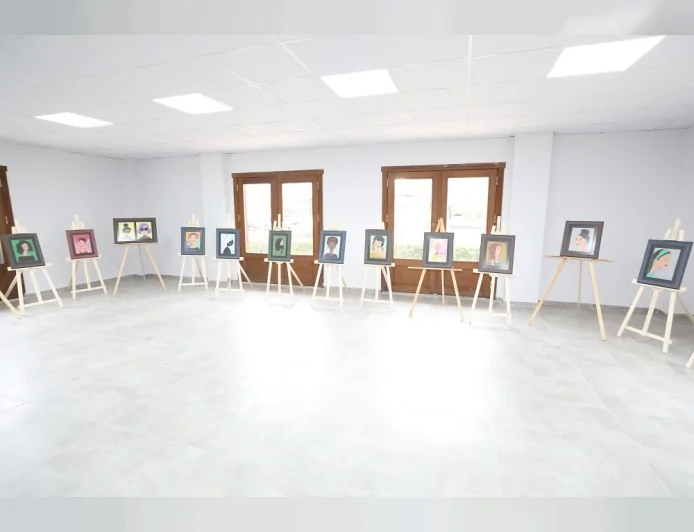 Menderes’te Otizmli Ressam Tuğcan Çobanoğlu Kadın Figürlerinden Oluşan Yeni Sergisini Yoğun İlgiyle Açtı