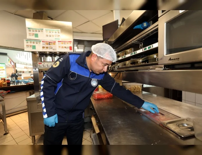 Yenimahalle Belediyesi AVM’deki fast food zincirlerine yönelik kapsamlı hijyen denetimlerinde uygunsuzluk tespit edilen işletmelere işlem uyguladı