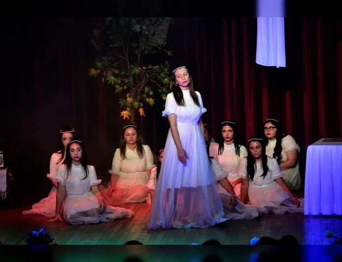 Bornova’da “Sevgi Elçileri” Oyununun İlk Gösterimi Kadın ve Çocuk Cinayetlerine Karşı Güçlü Bir Çağrıya Dönüştü