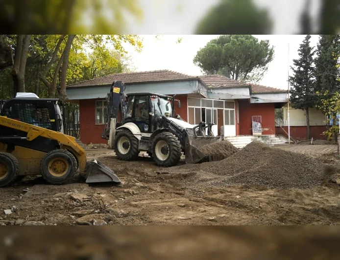 Yunusemre’de Emekli Kafe için çalışmalar hızlandı ve Laleli’deki alanda tadilat süreci yoğun şekilde sürüyor