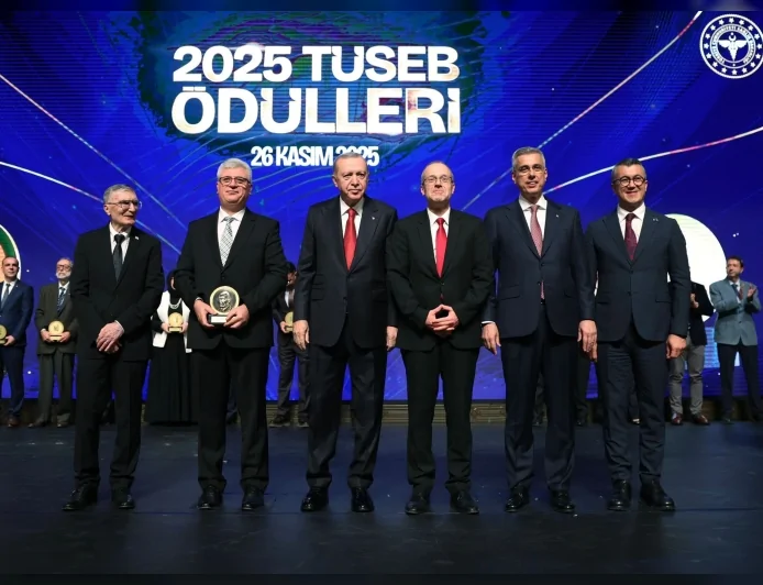 Sağlık Bakanı Kemal Memişoğlu 2025 TÜSEB Aziz Sancar Ödülleri Töreni’nde Türkiye’nin biyoteknoloji ve yapay zekâ odaklı sağlık vizyonunu açıkladı