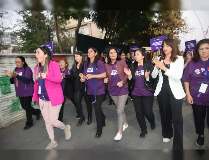 CHP ADANA KADIN KOLLARI 25 KASIM’DA KADIN CİNAYETLERİNE KARŞI YÜRÜYÜŞ VE OTURMA EYLEMİYLE ŞİDDETE DİKKAT ÇEKTİ