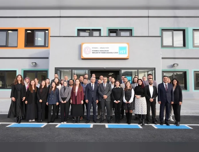 Millî Eğitim Bakanı Yusuf Tekin İstanbul Havalimanı Mesleki ve Teknik Anadolu Lisesinde Havacılık Projelerini İnceledi ve Öğrencilerle Bir Araya Geldi