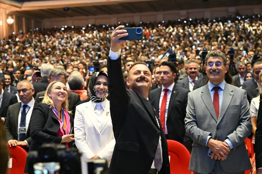 Anahtar Parti 1. Yılını 20 Bin Kişilik Coşkuyla Kutladı: Yavuz Ağıralioğlu CUMHA’ya “85 Milyon Aileyiz, Asla Bölünmeyiz” Mesajı Verdi