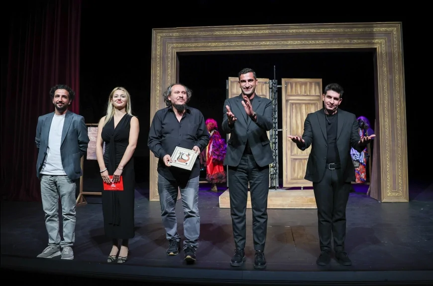 Mersin Şehir Tiyatrosu’nun Tek Kişilik Gösterisi “Eyvah Nadir” 7. Uluslararası Maltepe Tiyatro Festivali’nde Dakikalarca Ayakta Alkışlandı