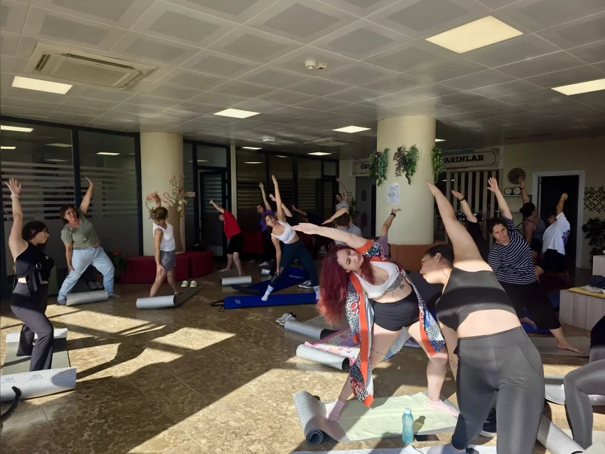 İzmir Büyükşehir Belediyesi’nden Gençlere “Yoga Saati” Etkinliği: Bornova’da Bedensel ve Zihinsel Rahatlama