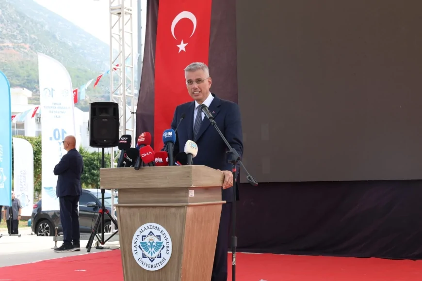 Sağlık Bakanı Prof. Dr. Kemal Memişoğlu: “Beyaz önlüğü vicdanınız olarak düşünün, hekimlik adanmışlık mesleğidir”