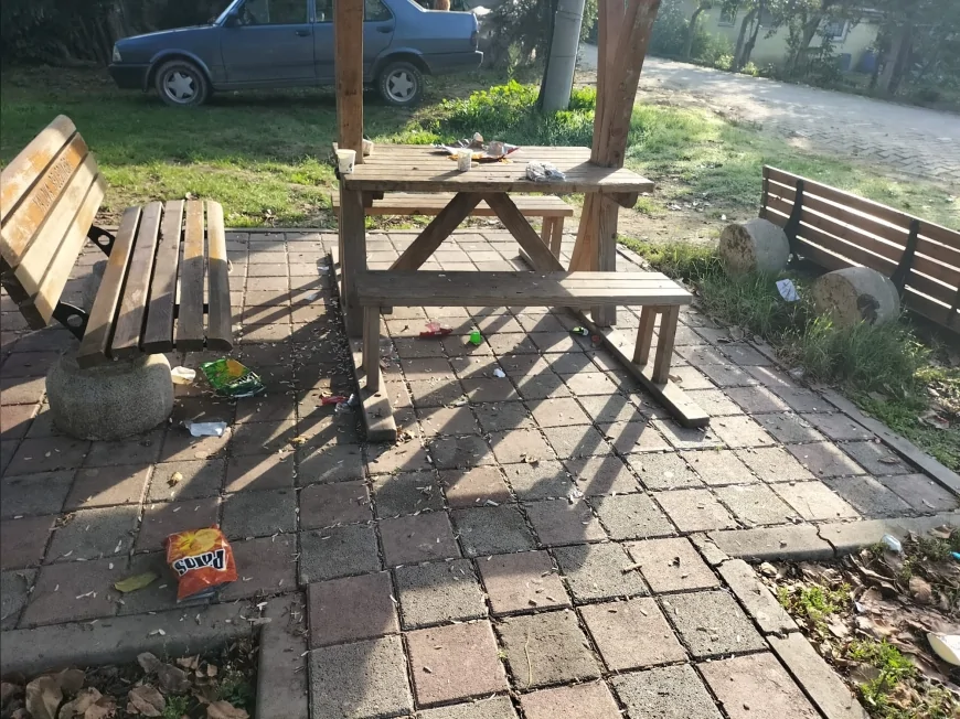 Vandallar İsmetpaşa Mahallesi’nde Park Bankını Tahrip Etti, Mahalle Sakinlerinden Tepki Geldi