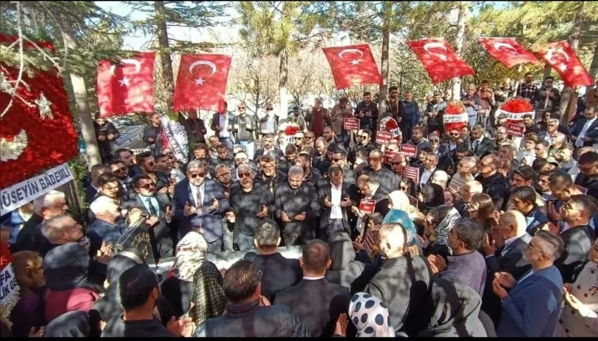 NEVŞEHİR KALDIRIM MEZARLIĞI’NDA ABDULLAH ÇATLI İÇİN DÜZENLENEN ANMA PROGRAMINDA BİNLERCE KİŞİ DUA ETTİ