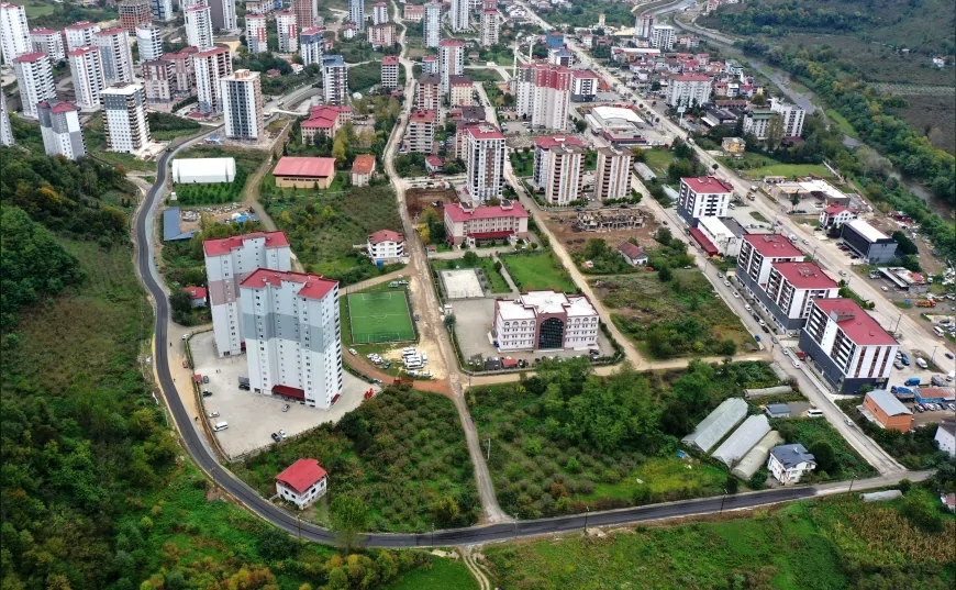 Ordu Büyükşehir Belediyesi Ayazlı Mahallesi Mandıra Caddesi’ni Asfaltladı: Okul ve Dolmuş Güzergahı Yenilendi