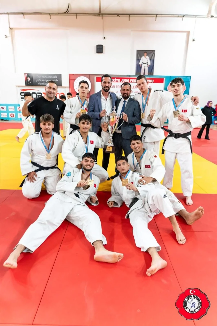 İzmir Büyükşehir Belediyesi Judo Takımı Spor Toto Türkiye Ümitler Mix Ligi’nde Namağlup Şampiyon Oldu