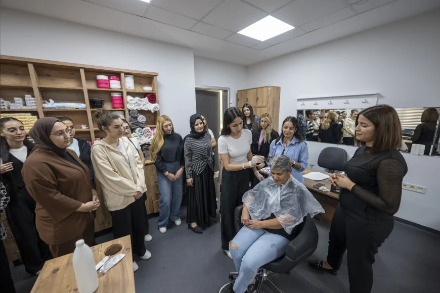 Mersin Büyükşehir Halkkent MERCEK’te Açılan “Saç Renklendirme” Kursu Vatandaşlardan Yoğun İlgi Görüyor