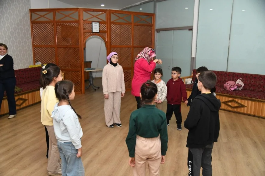 Pursaklar Belediyesi Yaşam Merkezinde Başlatılan Drama ve Akıl Oyunları Kurslarıyla Çocuklar Hem Eğleniyor Hem Öğreniyor