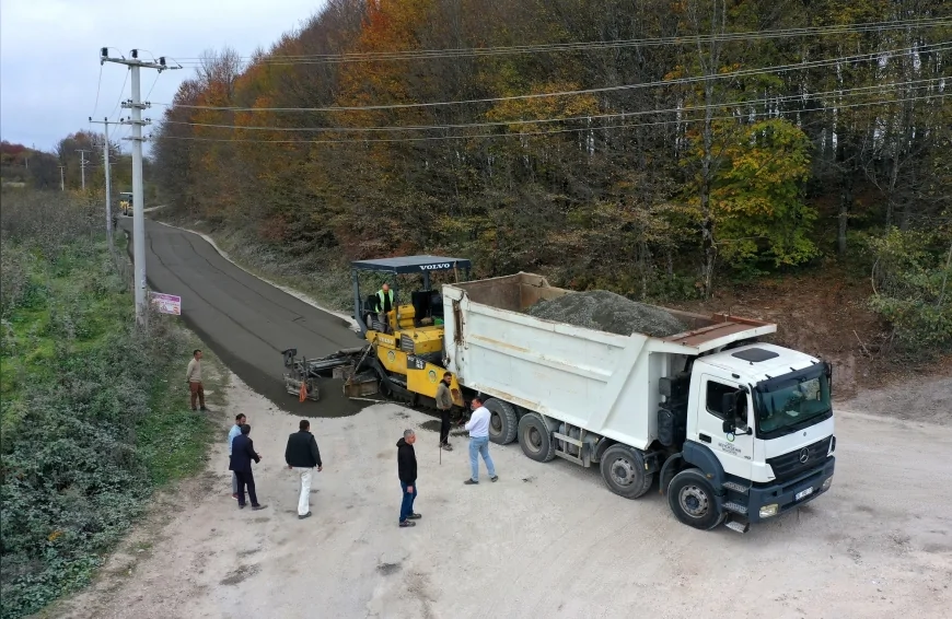 Ordu Büyükşehir Belediyesi 12 Kilometrelik Kumru–Akkuş Bağlantı Yolunda Silindirle Sıkıştırılmış Beton Yol Çalışmalarını Sürdürüyor