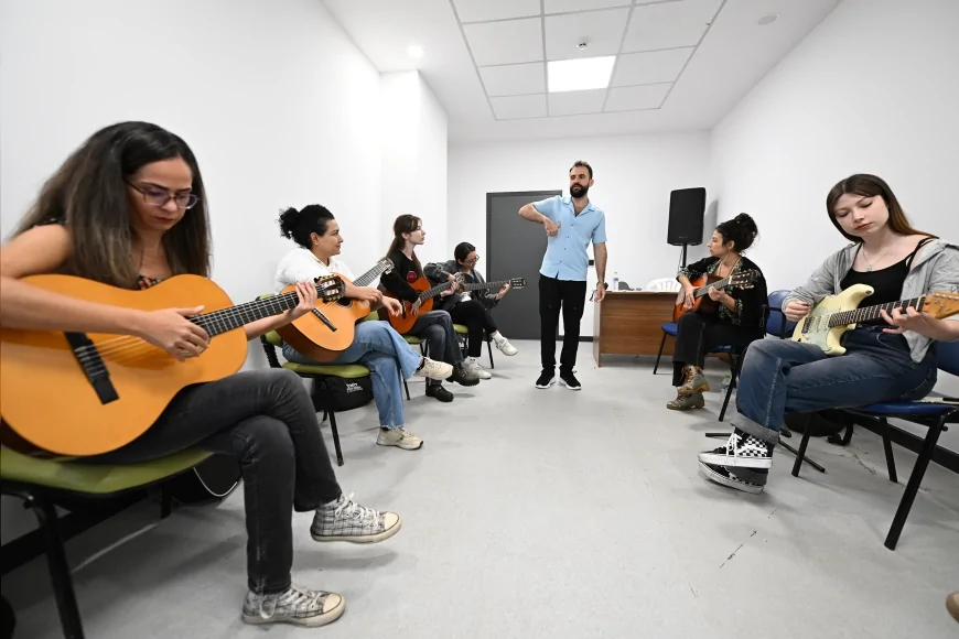 Mersin Büyükşehir Belediyesi Uzman Eğitmenlerle Ücretsiz Enstrüman Kurslarıyla Gençlere ve Yetişkinlere Sanat Kapılarını Açıyor