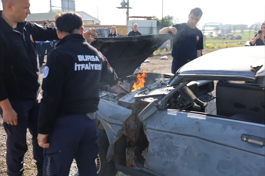 Bursa Büyükşehir Belediyesi Otobüs Şoförlerine Yangın Söndürme Eğitimiyle Güvenlik Standartlarını Yükseltiyor