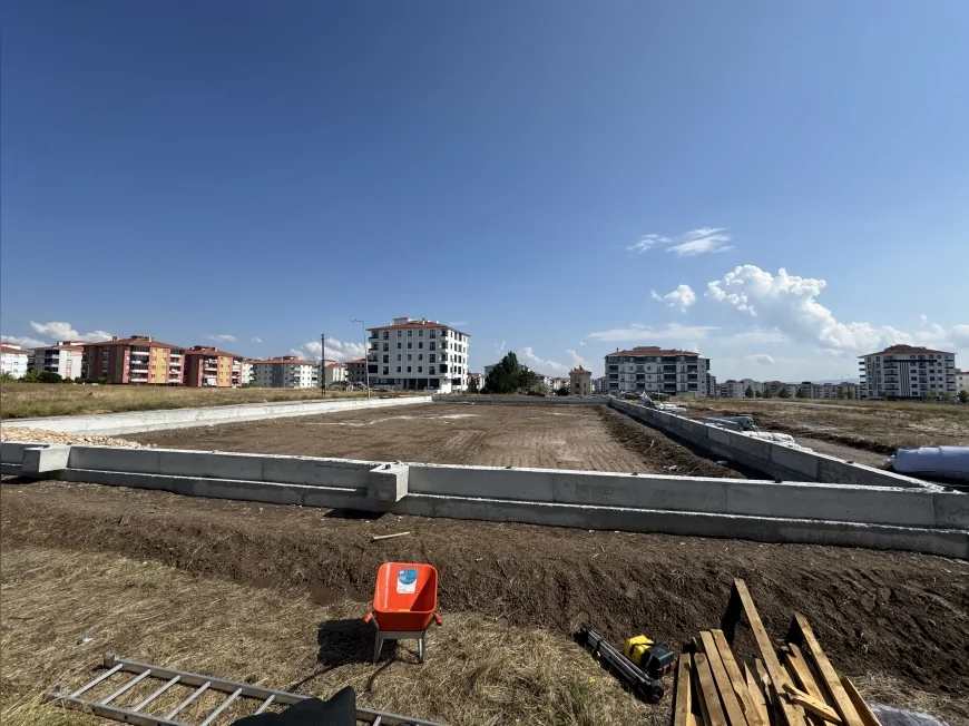 Çorum Belediyesi 11 Okula Halı Saha, 2 Okula Spor Salonu Yapacak: “Spor Şehri Çorum” Vizyonu Genişliyor